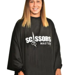 Femme qui porte une cape de coupe signé Scissors Master